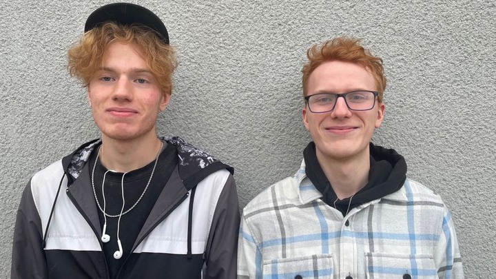 Elias och Adrian st&aring;r bredvid varandra